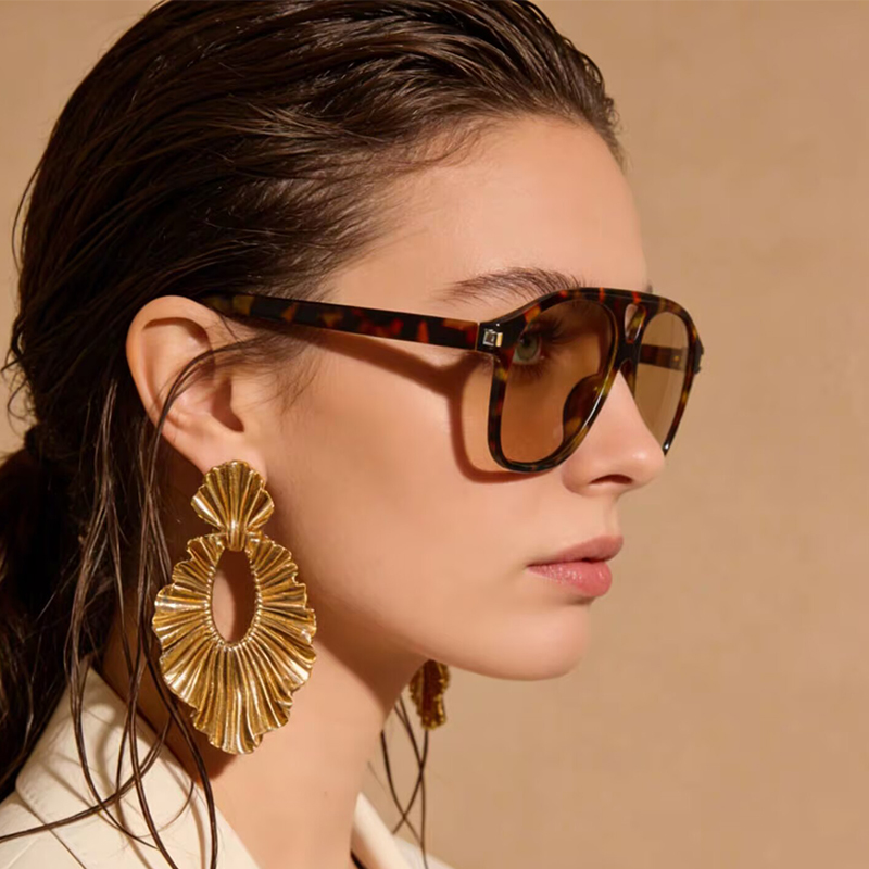 Luxe dameszonnebril met groot  - Women'S Fashion Week Paris recensie en prijs